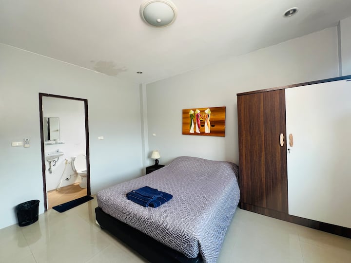 Room 6, photo 2